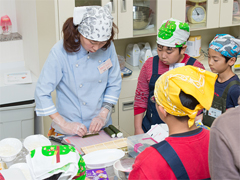 デコ巻き寿司作りの様子