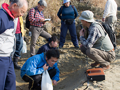 漣痕の観察をする参加者