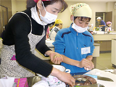 ブリの解体を見学する参加者