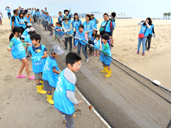 地引網体験をする参加者
