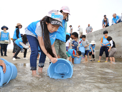 稚魚放流の様子